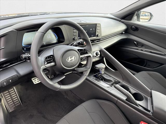 2025 Hyundai Elantra SEL Sport photo 3