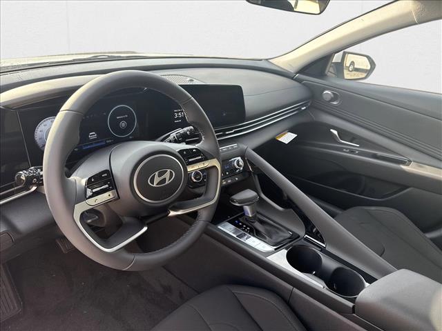 2025 Hyundai Elantra SEL Convenience photo 2
