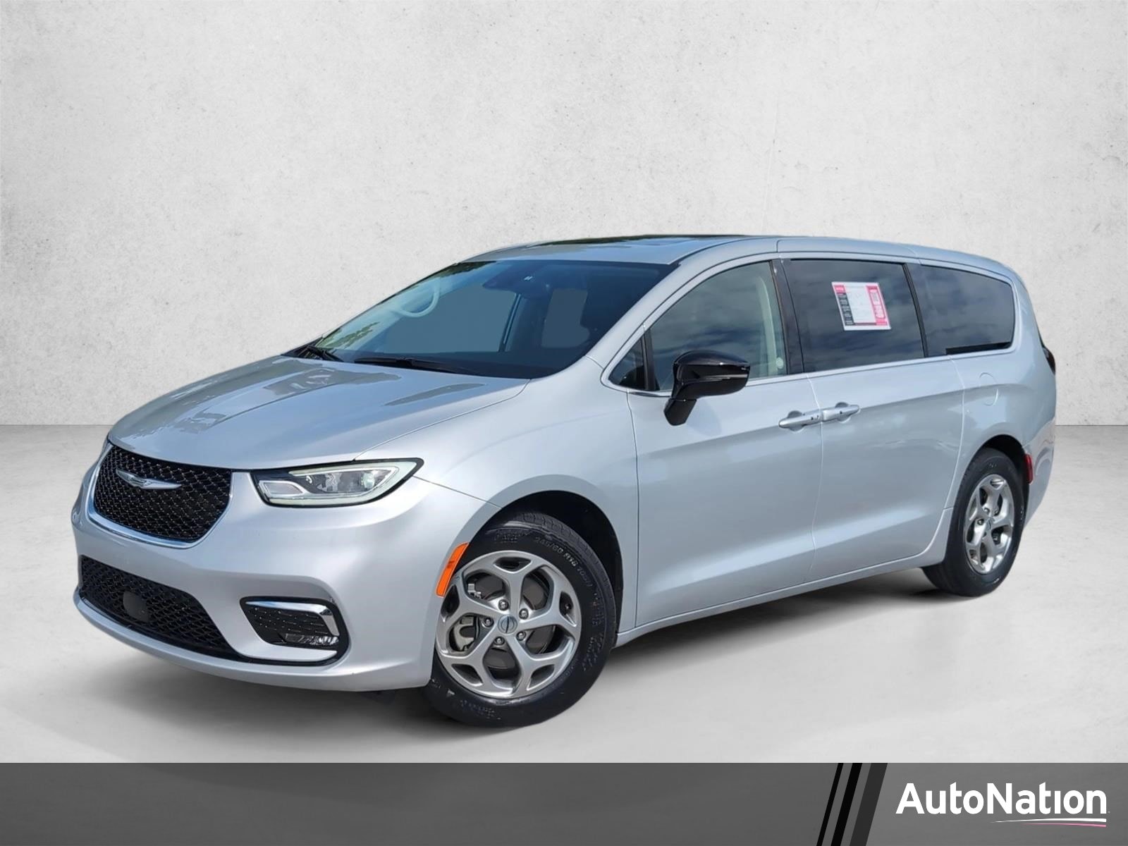 2024 Chrysler Pacifica Limited's photo