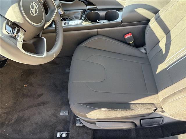 2025 Hyundai Elantra SEL Convenience photo 4