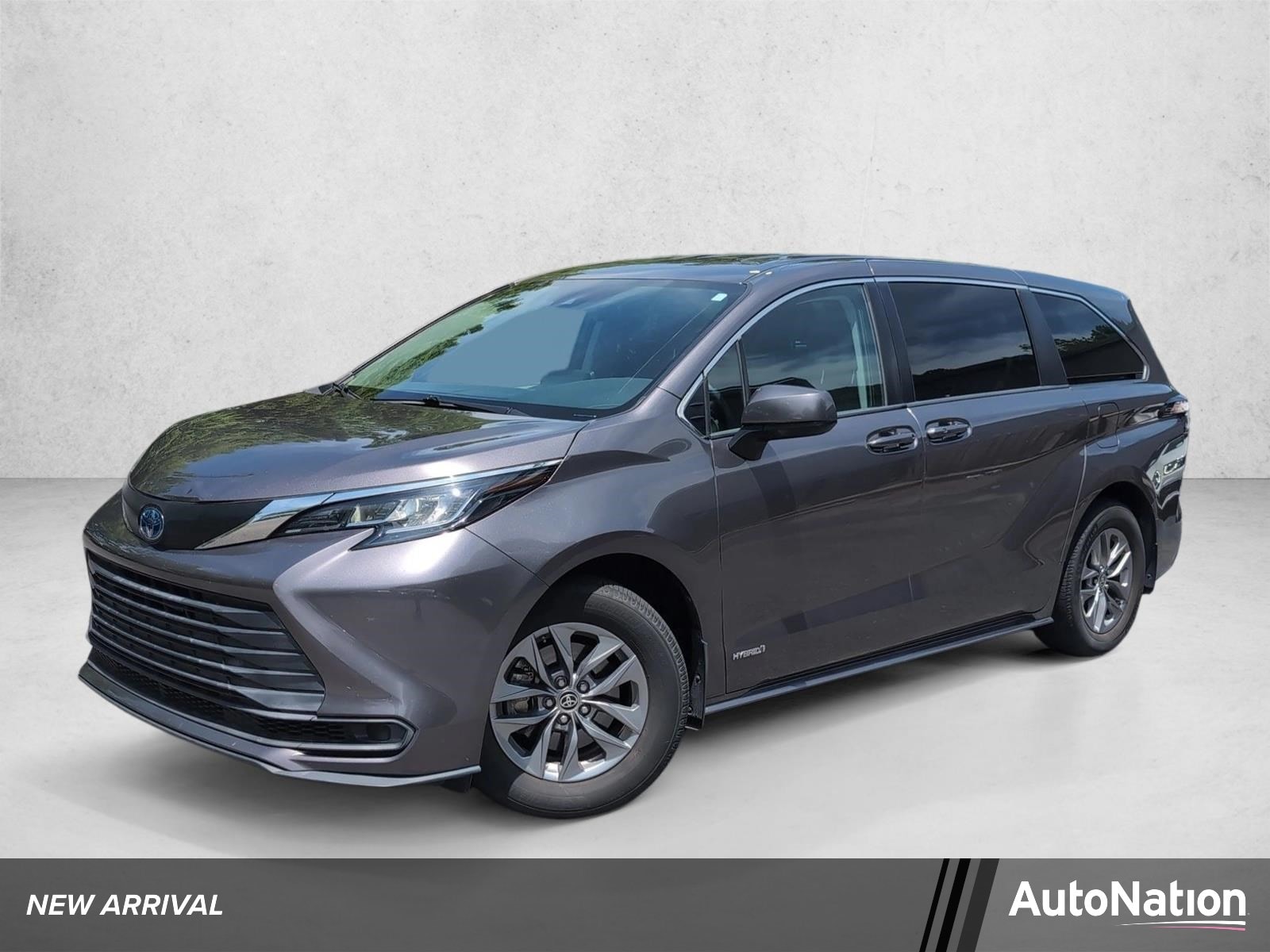 2021 Toyota Sienna LE 8-Passenger Hybrid FWD's photo