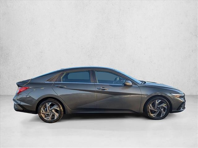 2025 Hyundai Elantra SEL Convenience photo 4
