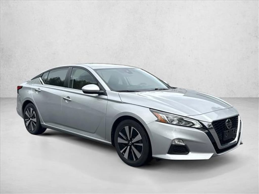 Used 2022 Nissan Altima 2.5 SV 4dr Car