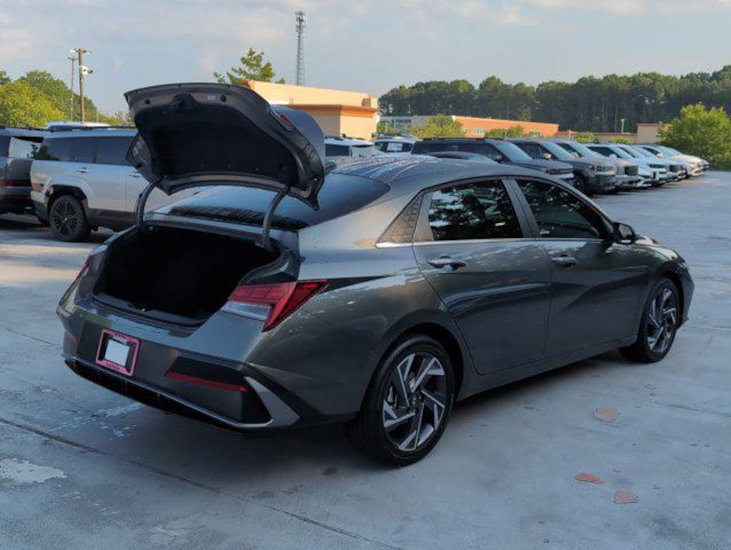 New 2026 Hyundai Elantra Limited 4dr Car