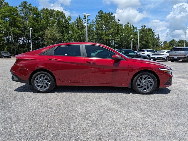 2024 Hyundai Elantra SEL photo 3
