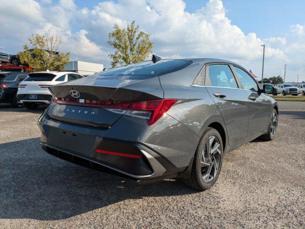 New 2025 Hyundai Elantra SEL Convenience Sedan