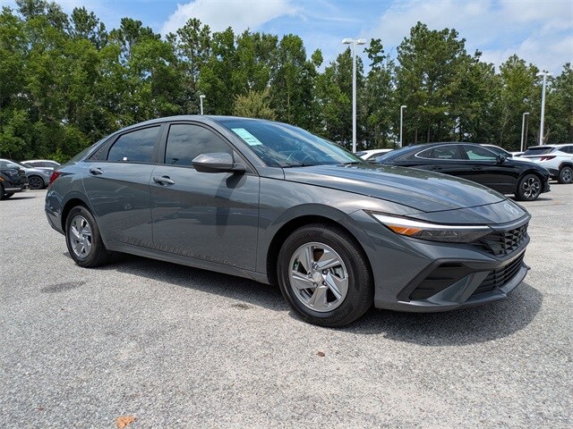2024 Hyundai Elantra SE photo 2