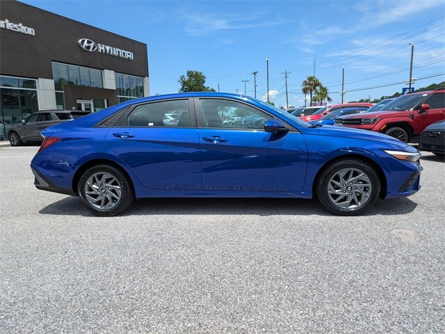 2024 Hyundai Elantra SEL photo 3