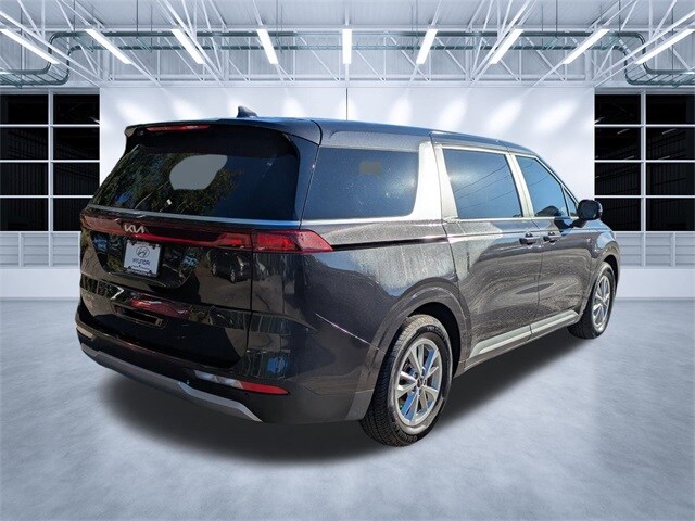 2024 Kia Carnival LX photo 3