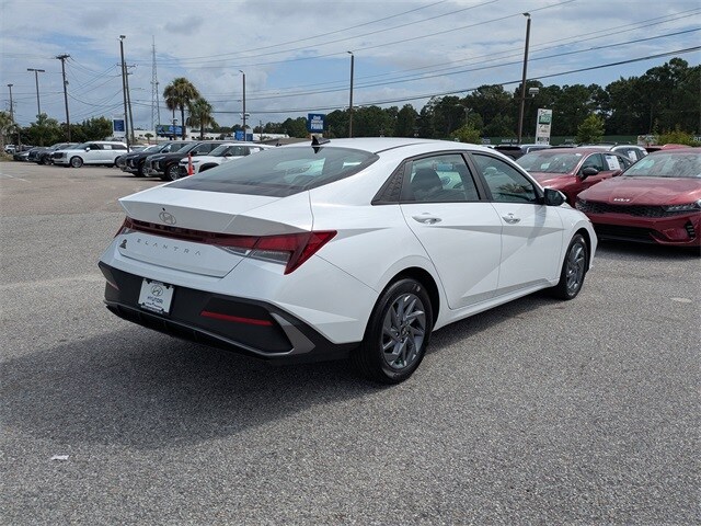 2024 Hyundai Elantra SEL photo 4