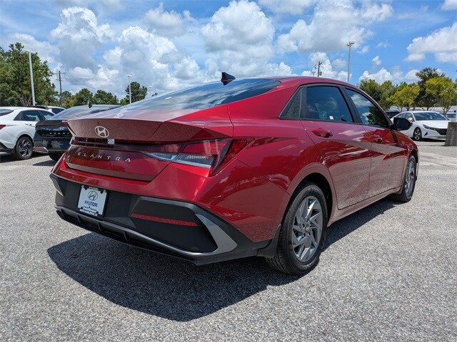 2024 Hyundai Elantra SEL photo 4