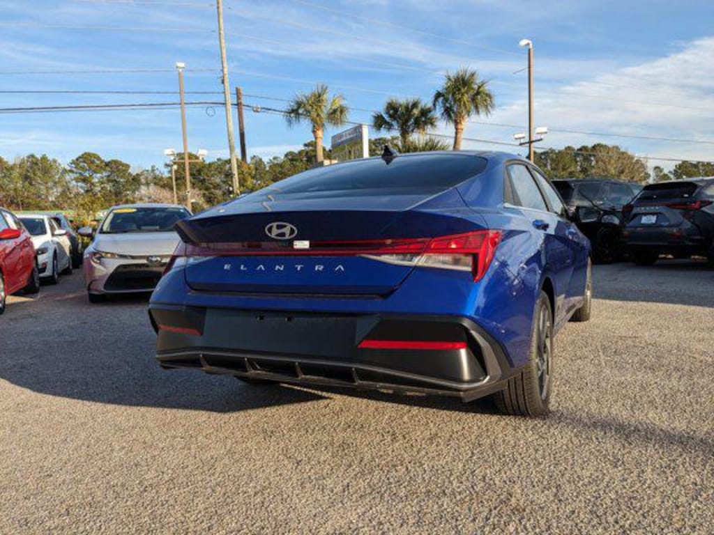New 2025 Hyundai Elantra SEL Convenience Sedan