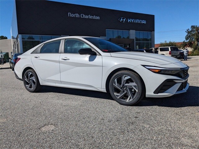 2025 Hyundai Elantra SEL Sport photo 2
