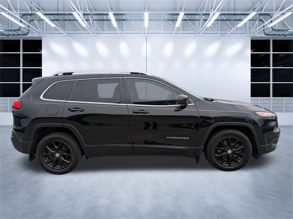 Used 2018 Jeep Cherokee Latitude FWD SUV