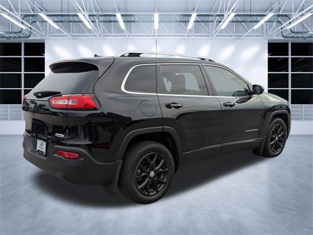 Used 2018 Jeep Cherokee Latitude FWD SUV