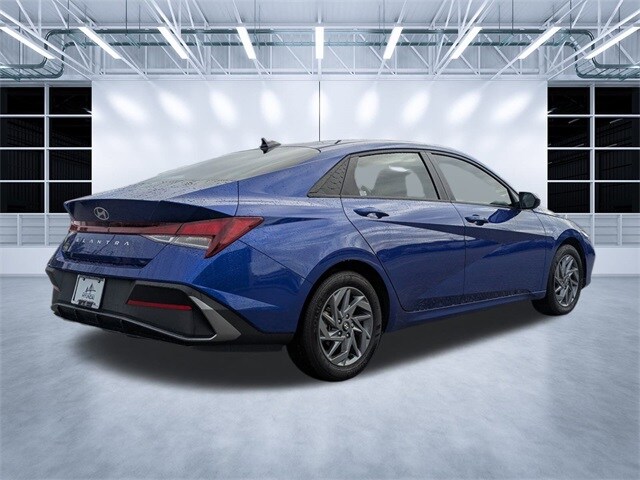 2024 Hyundai Elantra SEL photo 3