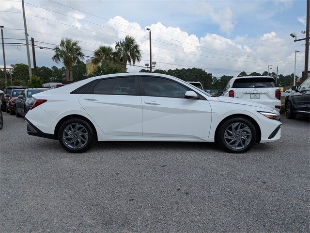 2024 Hyundai Elantra SEL photo 3