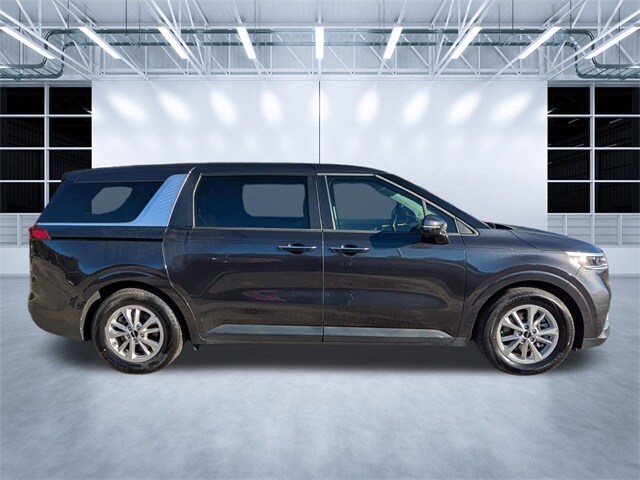 2024 Kia Carnival LX photo 2
