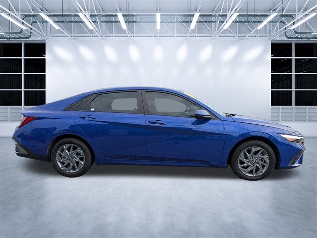 2024 Hyundai Elantra SEL photo 2
