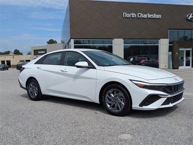 2024 Hyundai Elantra SEL photo 2