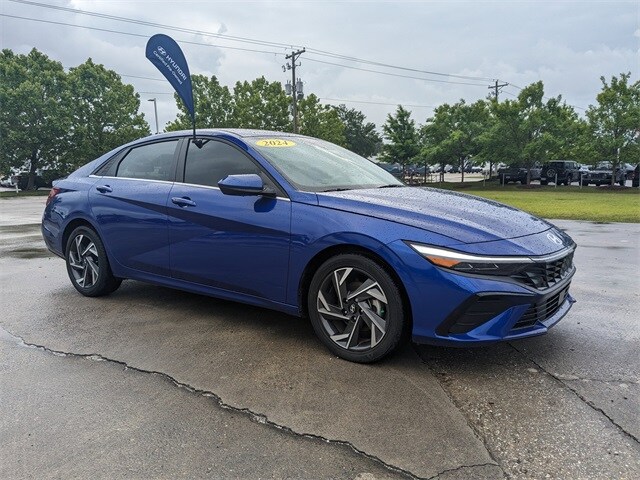 2024 Hyundai Elantra SEL Convenience photo 2