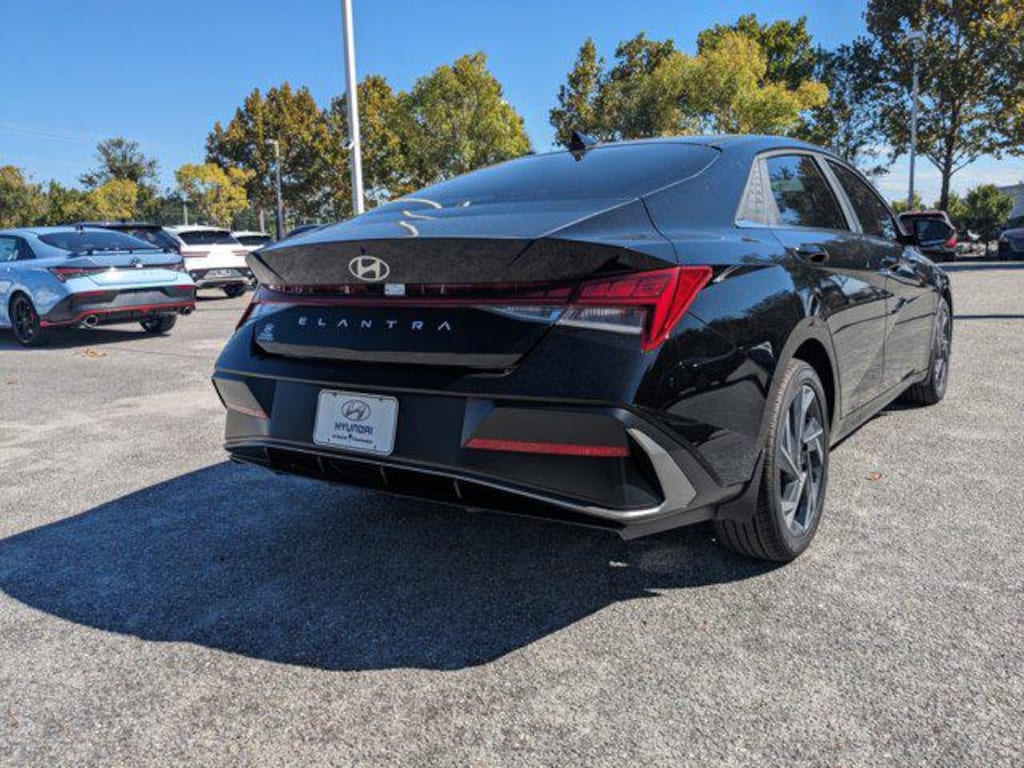 New 2025 Hyundai Elantra SEL Convenience Sedan