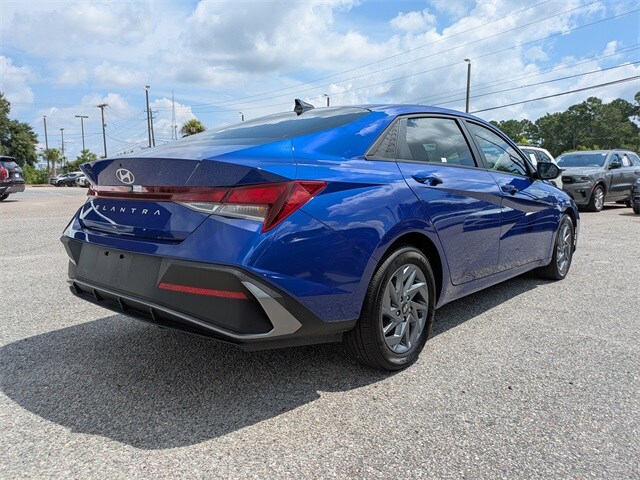 2024 Hyundai Elantra SEL photo 3