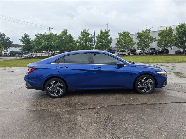 2024 Hyundai Elantra SEL Convenience photo 3