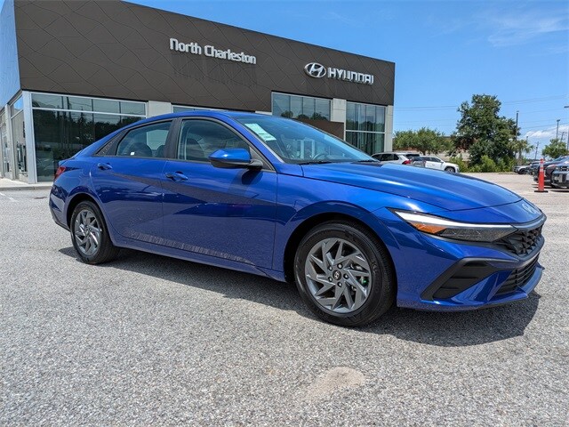 2024 Hyundai Elantra SEL photo 2