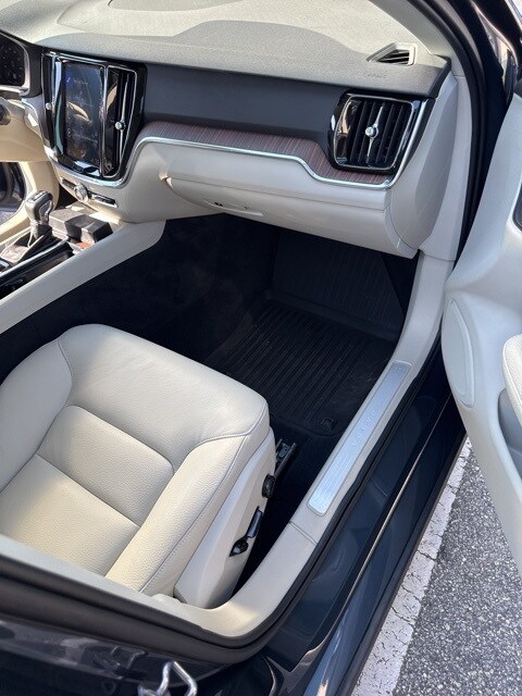 2020 Volvo V60 T5 Momentum photo 3