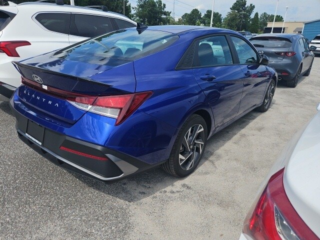 2025 Hyundai Elantra SEL Sport photo 3