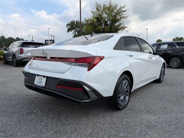 2024 Hyundai Elantra SEL photo 4