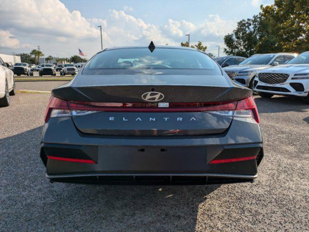 New 2025 Hyundai Elantra SEL Convenience Sedan