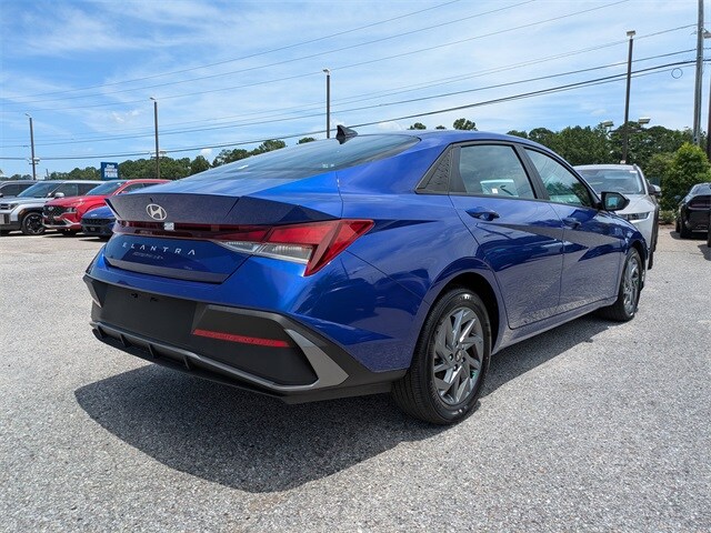 2024 Hyundai Elantra SEL photo 4
