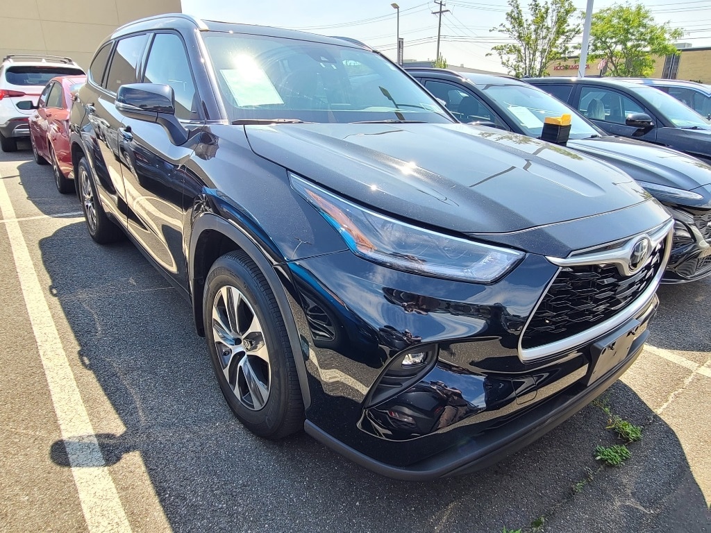 Used 2021 Toyota Highlander XLE with VIN 5TDHZRBH6MS156241 for sale in Farmingdale, NY