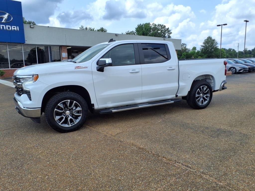Used 2024 Chevrolet Silverado 1500 LT with VIN 2GCUDDED2R1248261 for sale in Batesville, MS