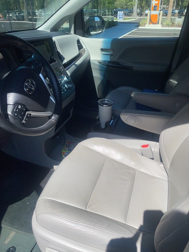 2015 Toyota Sienna XLE photo 3