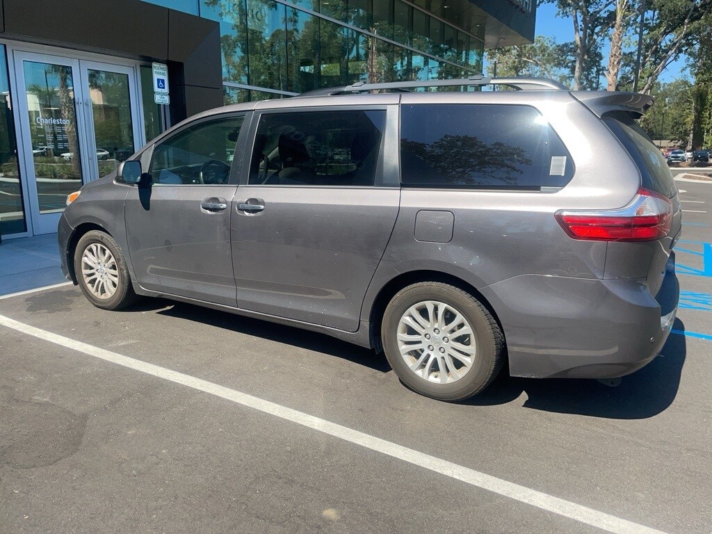 2015 Toyota Sienna XLE photo 2