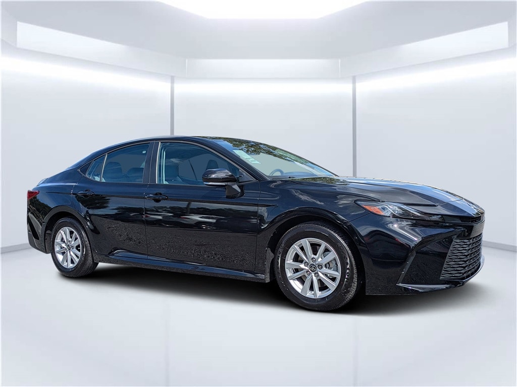 2025 Toyota Camry LE's photo