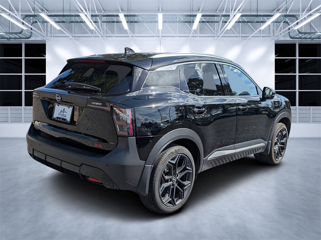 2025 Nissan Kicks SR photo 2