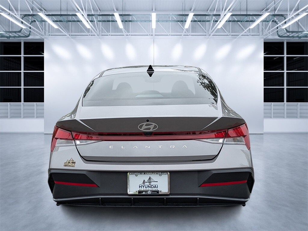 2024 Hyundai Elantra SEL photo 2