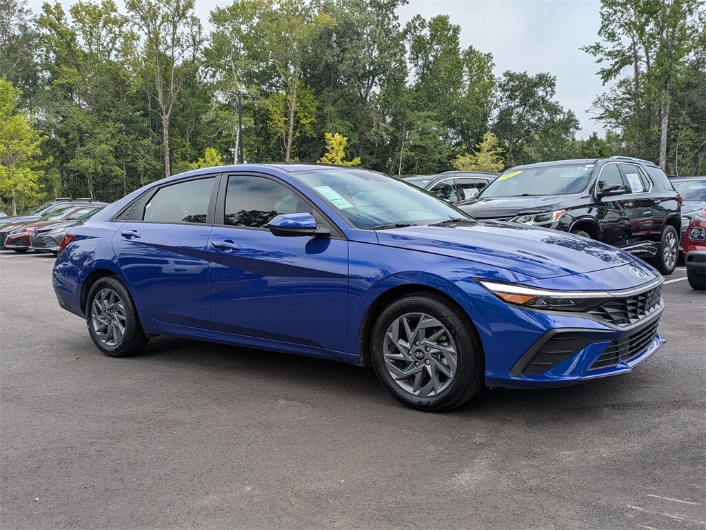 2024 Hyundai Elantra SEL photo 2