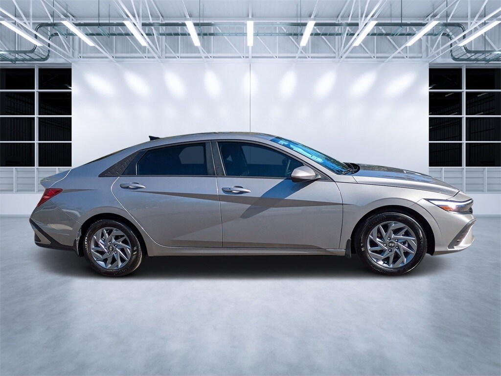 2024 Hyundai Elantra SEL photo 2
