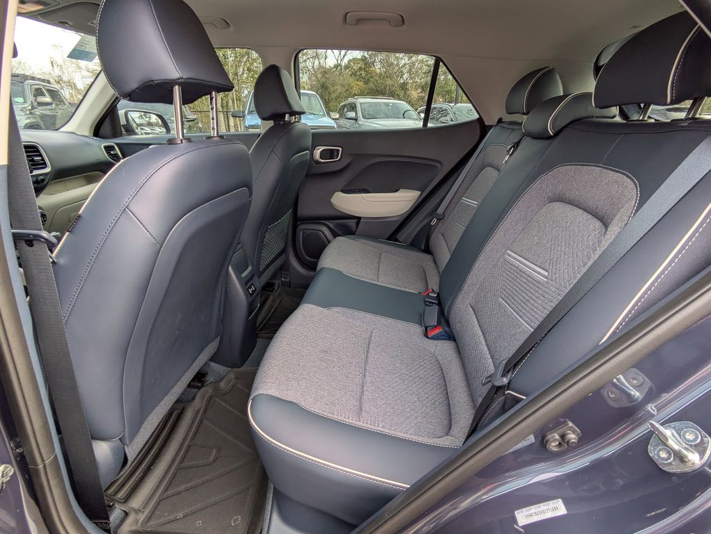 2025 Hyundai Venue Limited - Photo 13