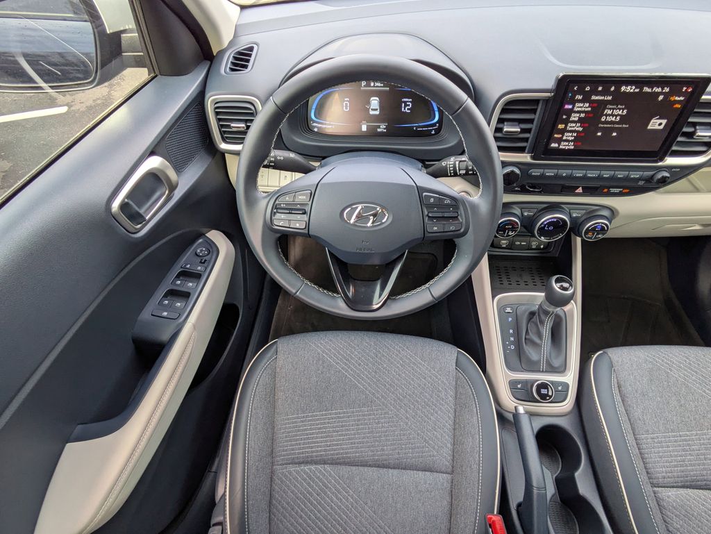 2025 Hyundai Venue Limited - Photo 15