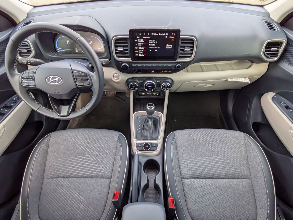 2025 Hyundai Venue Limited - Photo 14