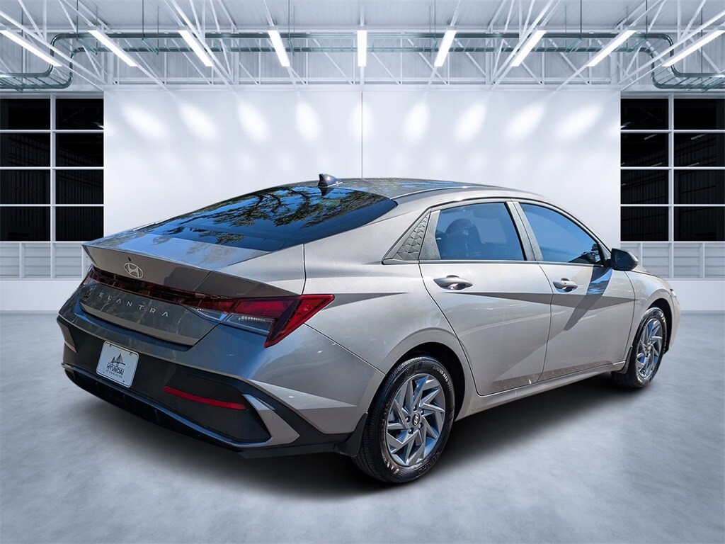 2024 Hyundai Elantra SEL photo 3