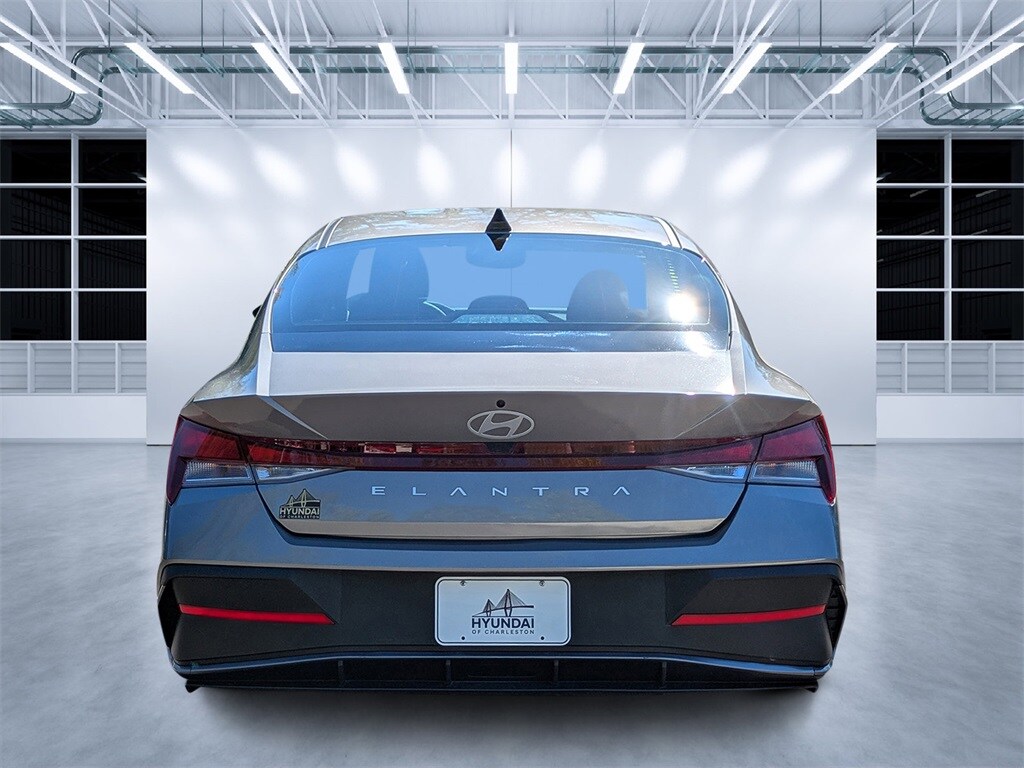 2024 Hyundai Elantra SEL photo 4
