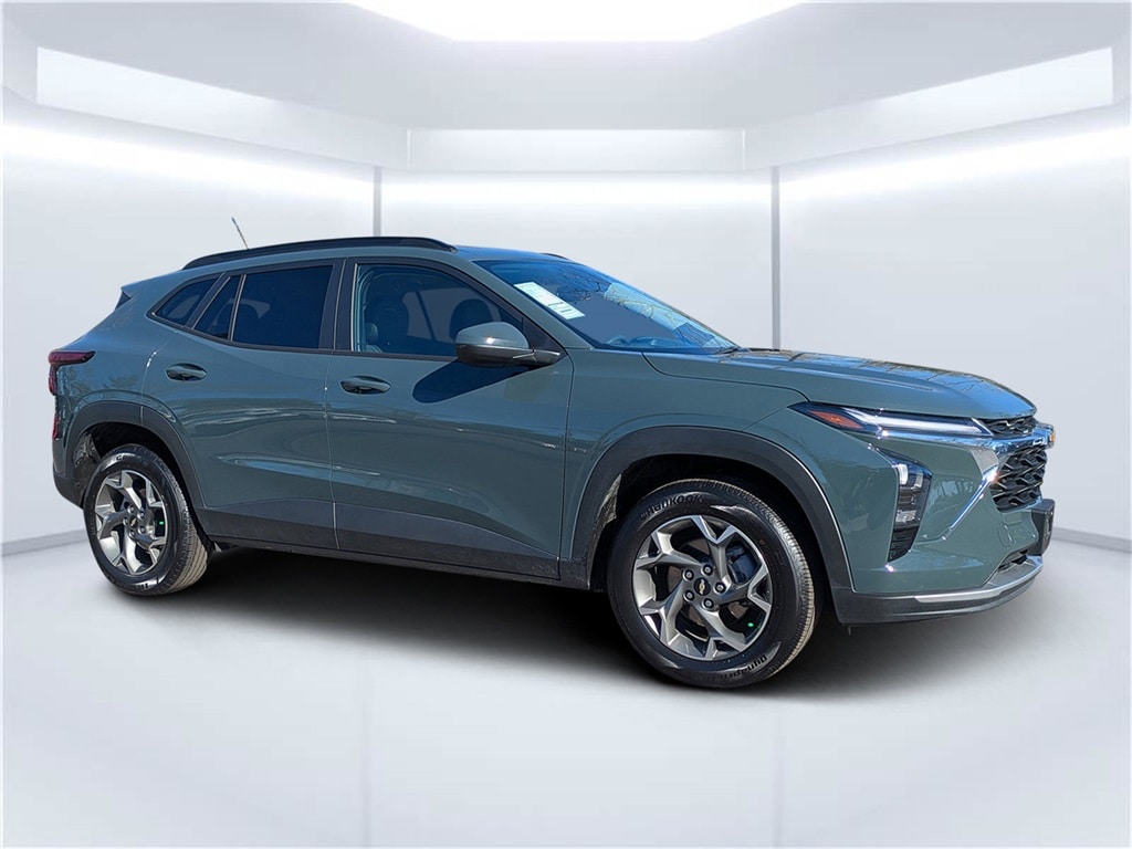 Used 2025 Chevrolet Trax LT SUV