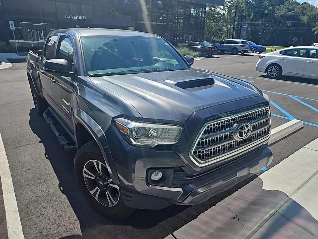 2016 Toyota Tacoma TRD Sport photo 2